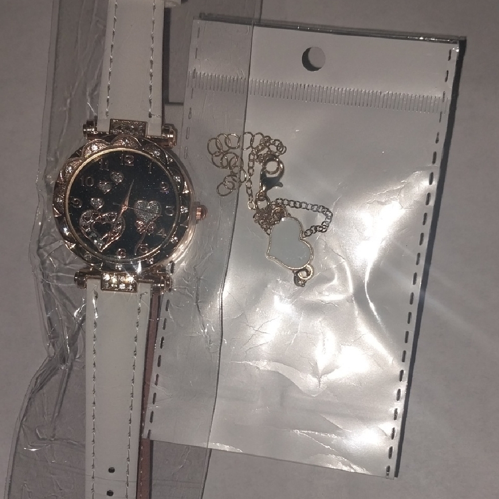 Elegant Bla And White  Women's Watch Quartz Heart Design Comes With 16in